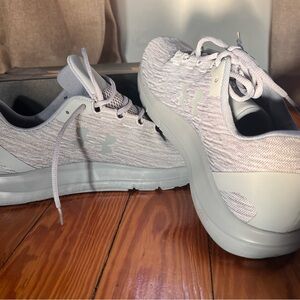 Under Armour Men’s Light Gray Athletic Shoes